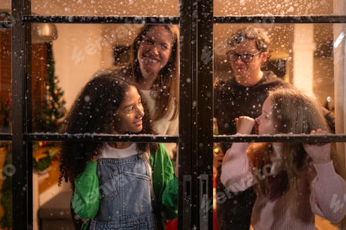 Preview: Parents and a teen girl on Christmas night with the first snowfall