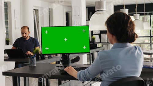 Preview: Analyst checks greenscreen desktop