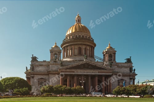 Preview: St. Isaac's Cathedral in Saint-Petersburg on sunny day