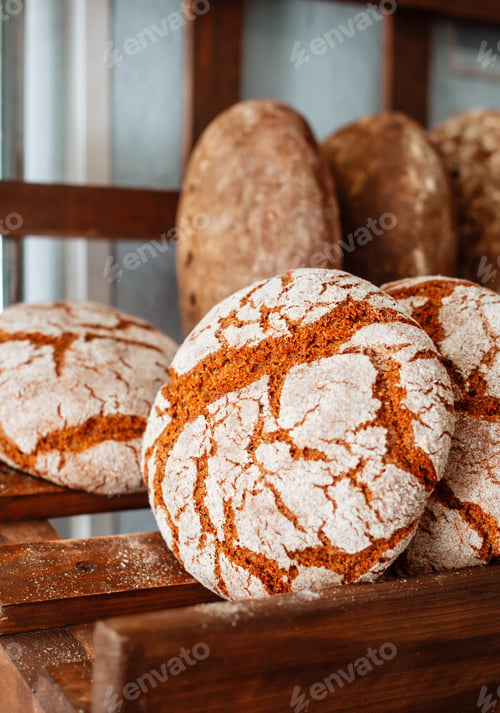 Preview: freshly baked bread lies on the shelf