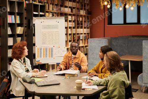 Vista previa: Diversos jóvenes colaboran durante el taller de aprendizaje del idioma inglés