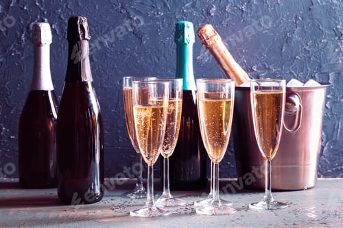 Preview: Champagne bottle in bucket with ice and glasses of champagne