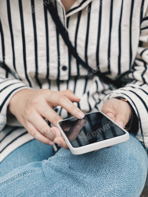 Preview: people using mobile devicers