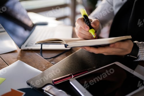 Preview: writes information to a fountain pen, workplace report in the company finance, project plan