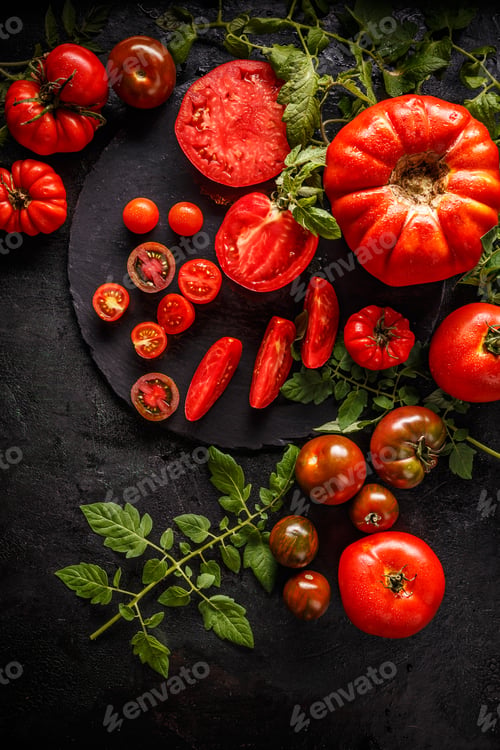 Preview: Whole red tomatoes and slice of tomatoes