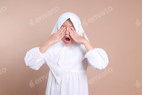 Preview: Muslim Girl Feel Sleepy