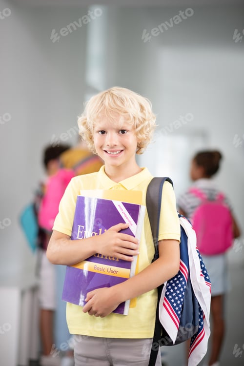 Visualização: Estudante alegre se sentindo animado antes da aula de inglês