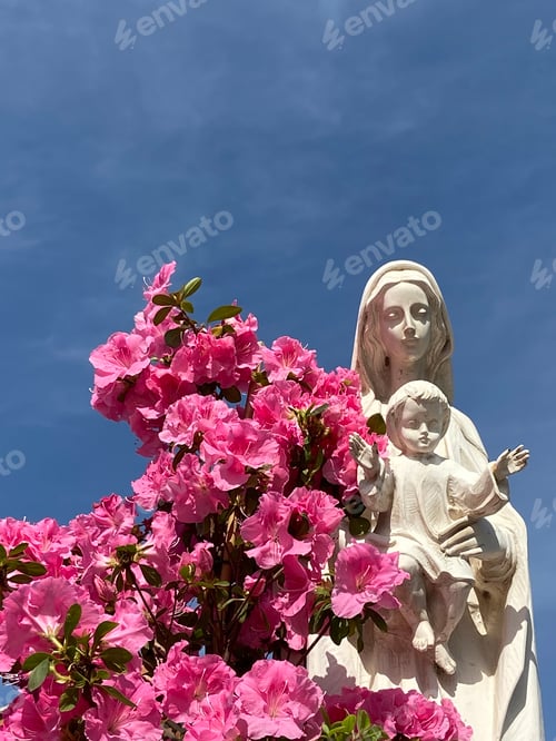 Preview: Madonna and jesus statue with flowers