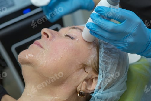 Preview: Caucasian elderly woman at the beautician doctor. smas lifting on the apparatus Liftera