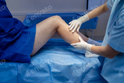 Preview: Vascular doctor evaluating thigh veins through visual and tactile examination.