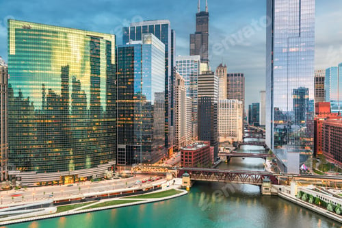 Preview: Chicago, Illinois USA skyline over the river