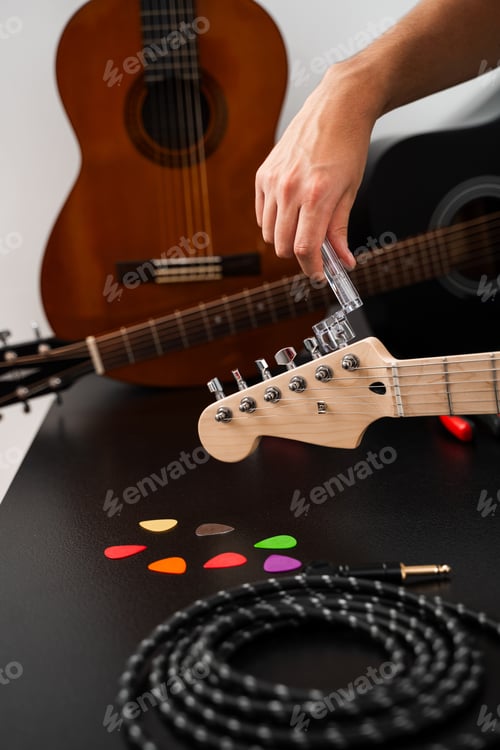 Preview: Headstock adjustment and string replacement with clear winder tool