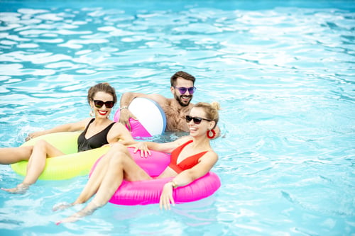 Preview: Friends in the swimming pool