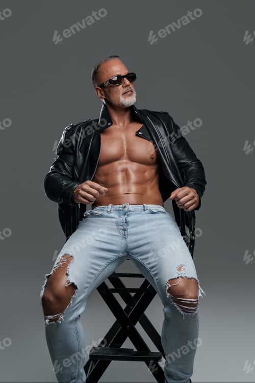 Preview: Charismatic muscular male model of mature age