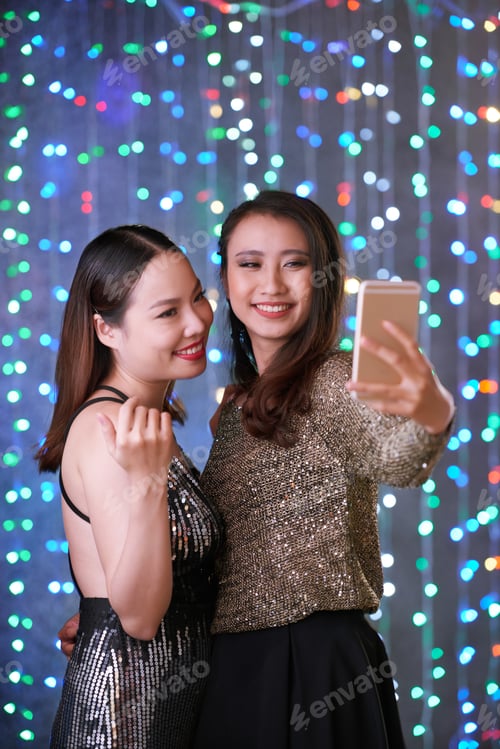 Preview: Female friends taking selfie