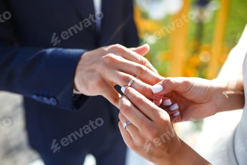 Vista previa: Anillos de compromiso de boda. Manos de pareja de recién casados con anillos de compromiso. Pareja joven en la ceremonia.
