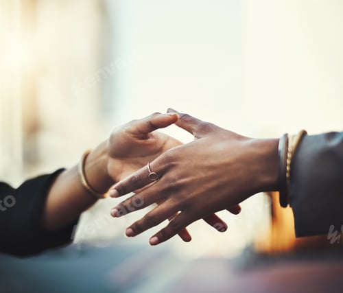 Preview: Closeup shot of two businesswomen shaking hands in the city