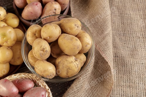 Preview: Fresh raw potatoes