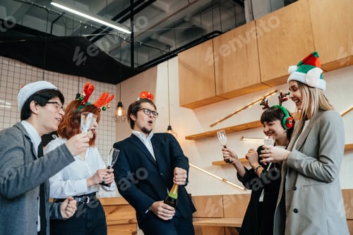 Visualização: Colegas felizes no escritório celebram evento especial