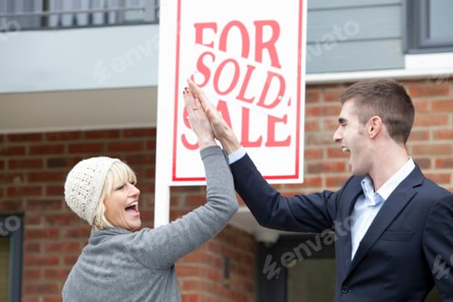 Preview: Couple high five in front of apartment