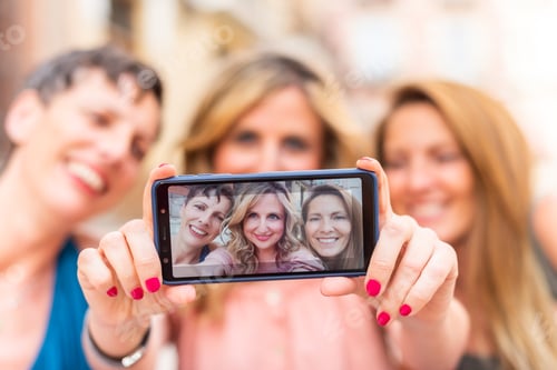 Preview: Three mature female friends taking a selfie horizontally