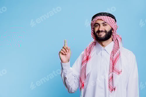 Preview: Arab man in thobe pointing upwards