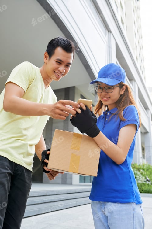 Preview: Man receiving package