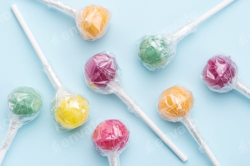 Vista previa: Dulces piruletas sobre fondo azul