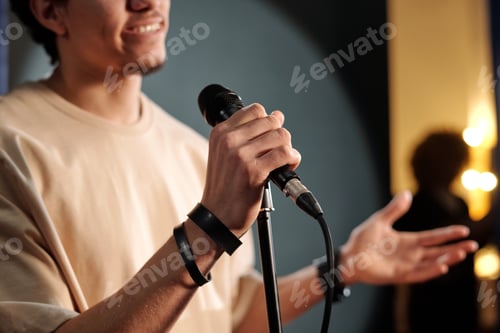 Preview: Hand of comedian holding microphone