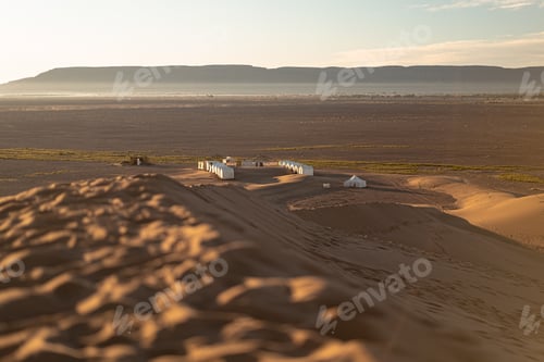 Vista previa: Camping tents surrounded by sand dunes in the Sahara desert, Morocco