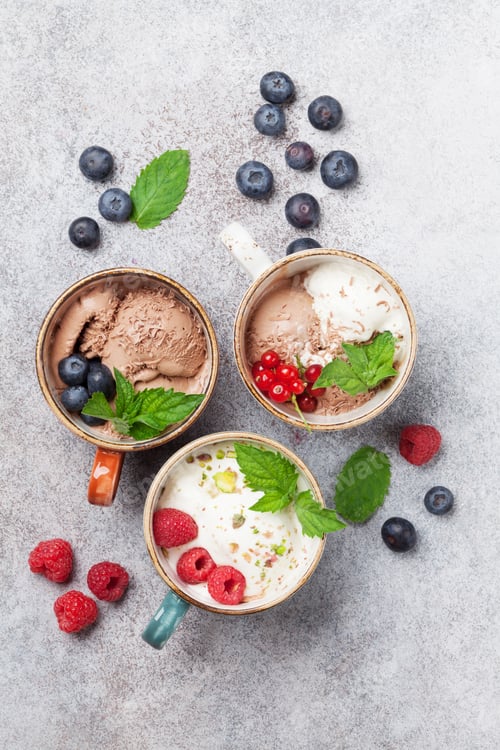 Preview: Ice cream with berries