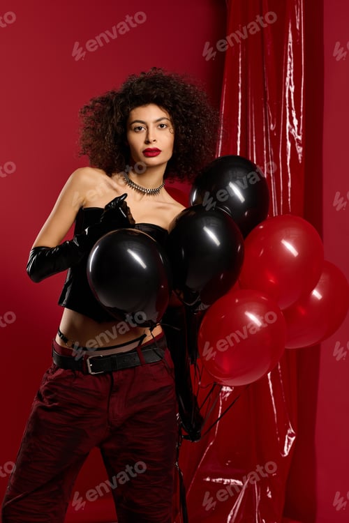 Preview: Curly young woman in stylish outfit celebrates Valentines Day with bold balloons
