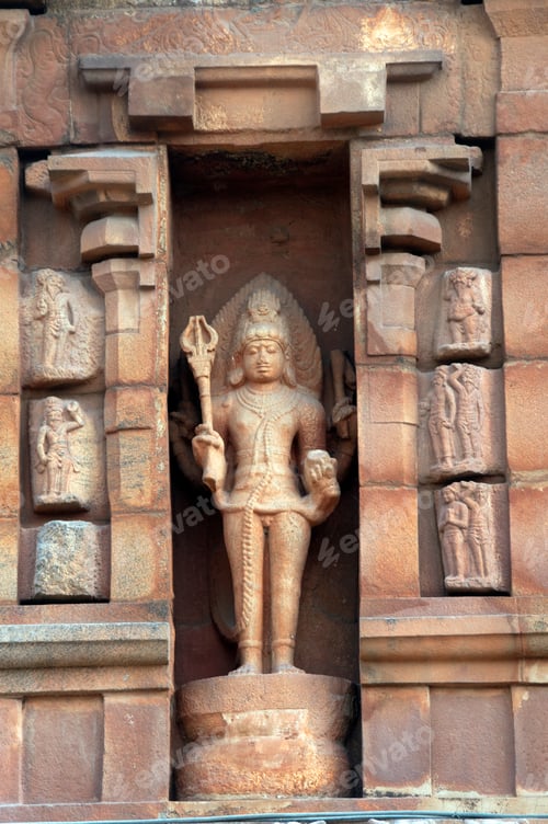Preview: God statue and Details on the facade at Brihadeeswara Temple
