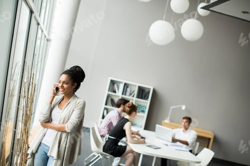 Visualização: Mulher jovem e bonita no escritório