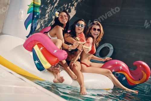Preview: Attractive young women in swimwear