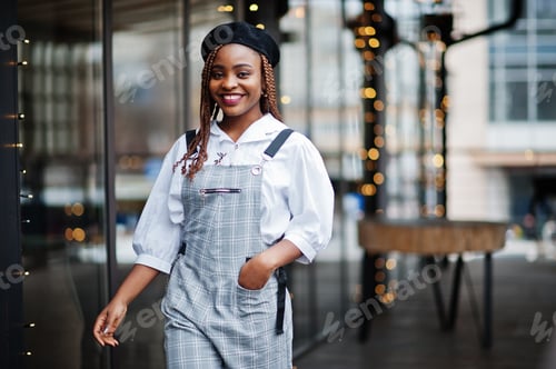 Preview: Black beret woman