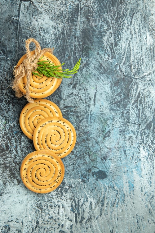 Preview: top view cookies tied with ropes cookies on grey background free space