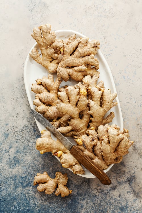 Preview: Fresh ginger root on a oval plate