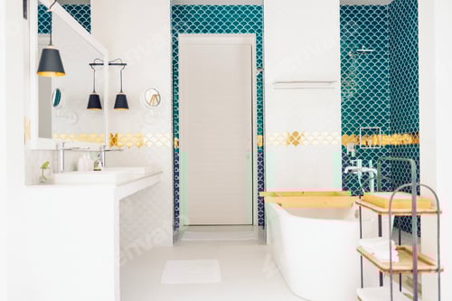 Visualização: A elegante casa de banho apresenta uma mistura de azulejos de escama de peixe azuis e brancos