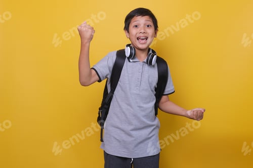 Visualização: Garoto estudante asiático feliz