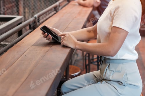 Visualização: mulher segurando e usando smartphone para mensagens sms. estilo de vida, tecnologia, redes sociais e redes