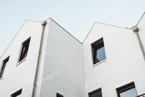 Aperçu: Modern white building low angle shot