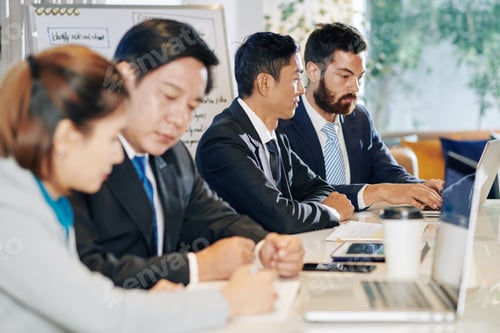 Preview: Meeting of business people