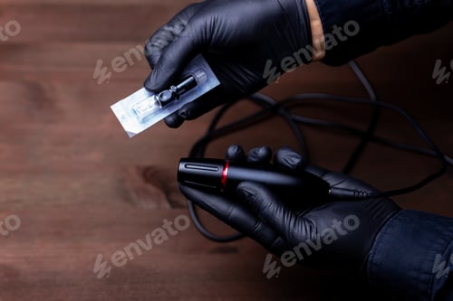 Preview: tattoo machine against a wooden table.
