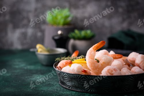 Preview: Frozen uncooked prawns or shrimps with lemon