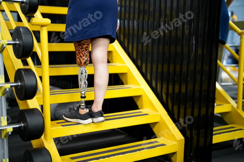 Preview: Disabled athlete with leg prosthesis training at the gym. Paralympic Sport Concept.