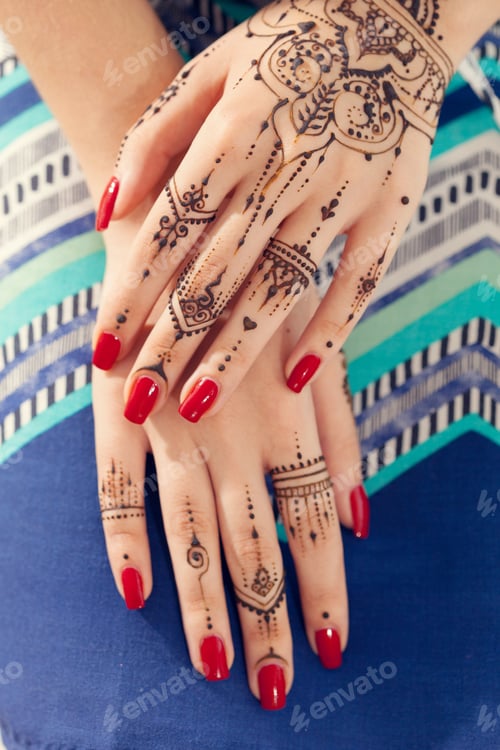 Preview: Red manicured hands with Mehndi