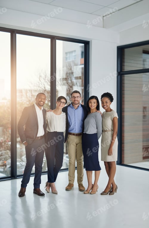 Предпросмотр: Лучшие из лучших. Портрет разносторонней команды профессионалов, стоящих вместе в офисе.