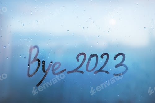 Visualização: letras de adeus e números 2023, pintura sobre vidro embaçado pela chuva, vidro embaçado na janela azul
