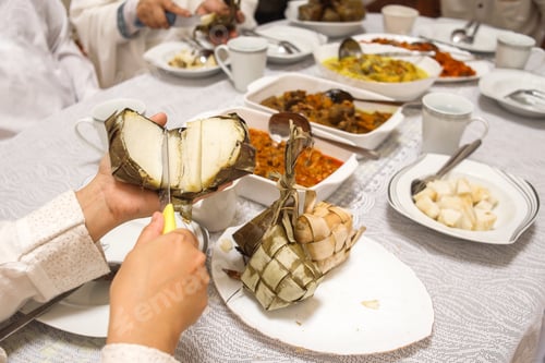 Preview: Close-up of hand cutting ketupat